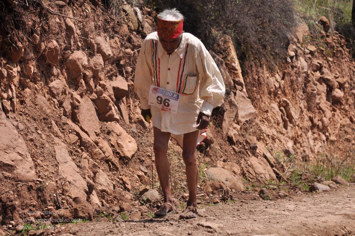 Tarahumara corriendo el Ultramaratón de los Cañones. (Foto: correrdescalzo.com)